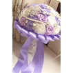 Purple téma svatební nevěsta kytice růže diamant perla ruku vzít květiny