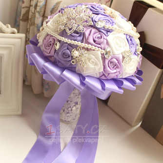 Purple téma svatební nevěsta kytice růže diamant perla ruku vzít květiny - Strana 1