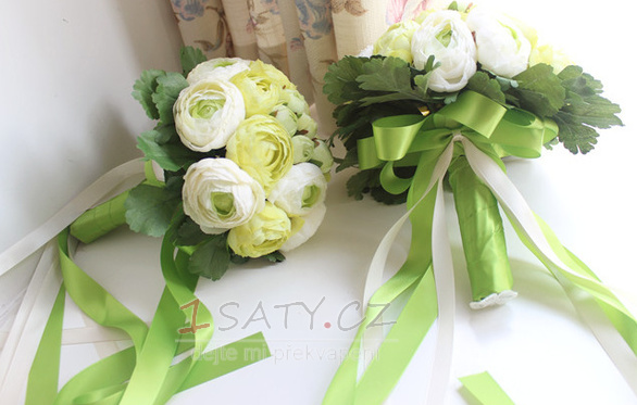 Listy jsou zelené svatební hospodářství květiny družička drží květiny