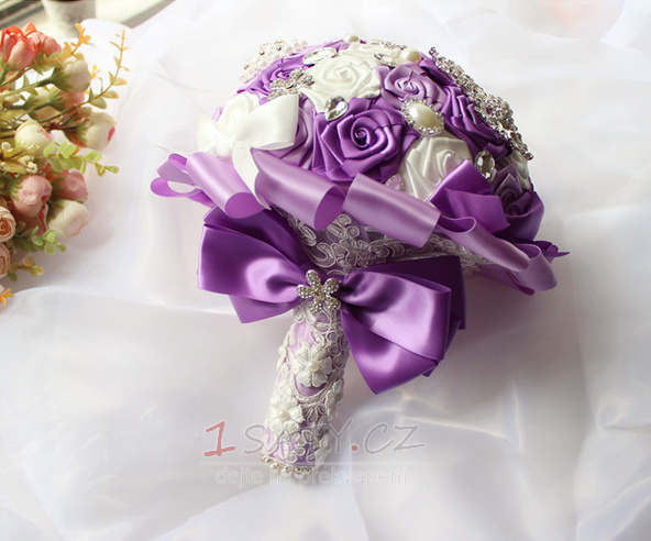 Nevěsta stužka vzrostla perel barvu pásu stuhu drží květiny