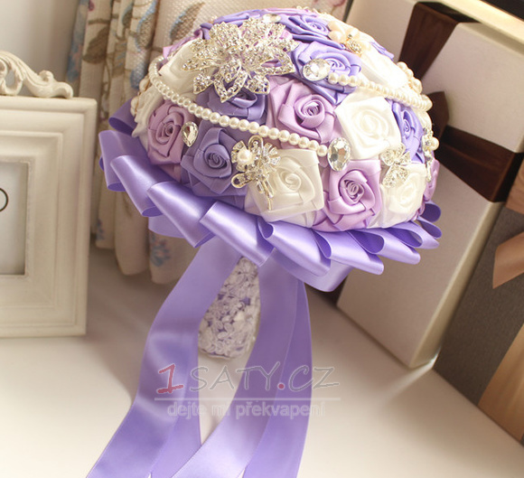 Purple téma svatební nevěsta kytice růže diamant perla ruku vzít květiny