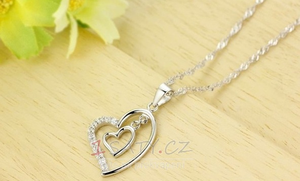 Stříbrné srdce ve tvaru žen krátký vložený diamantový náhrdelník