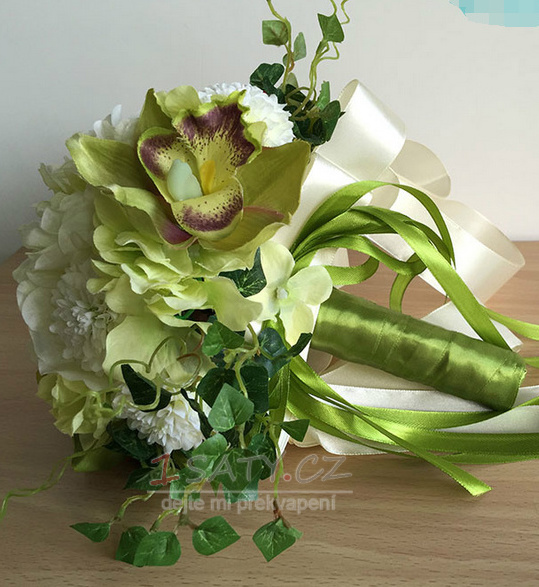Zelený a bílý zápas míč hedvábný chryzantém nevěsta drží květiny